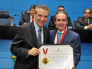 FOTO ENTREGA DE MEDALHA  - DR. GUSTAVO